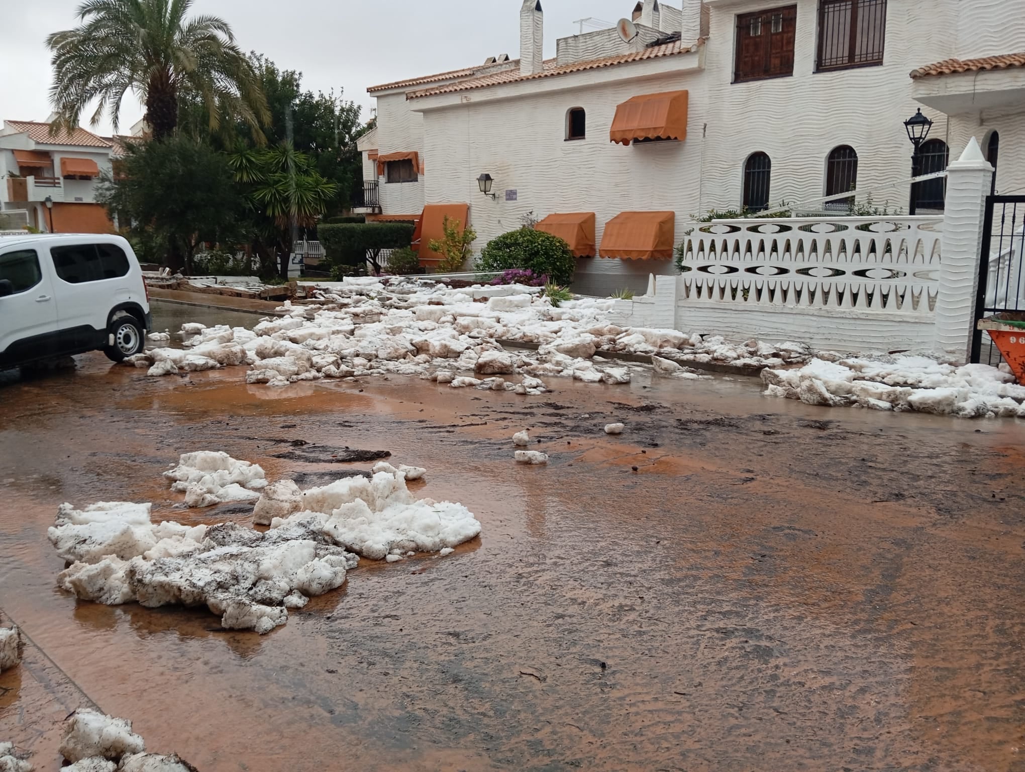 El granizo provoca daños en Santa Pola y ‘colorea’ de blanco zonas a pie de playa en Los Arenales del Sol de Elche El granizo provoca daños en Santa Pola y ‘colorea’ de blanco zonas a pie de playa en Los Arenales del Sol de Elche