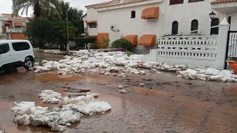 Granizo acumulado y un muro derrumbado en una calle de Gran Alacant de Santa Pola. Granizo acumulado y un muro derrumbado en una calle de Gran Alacant de Santa Pola.