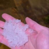 El granizo ha descargado con fuerza en la pedanía de Los Arenales del Sol de Elche.