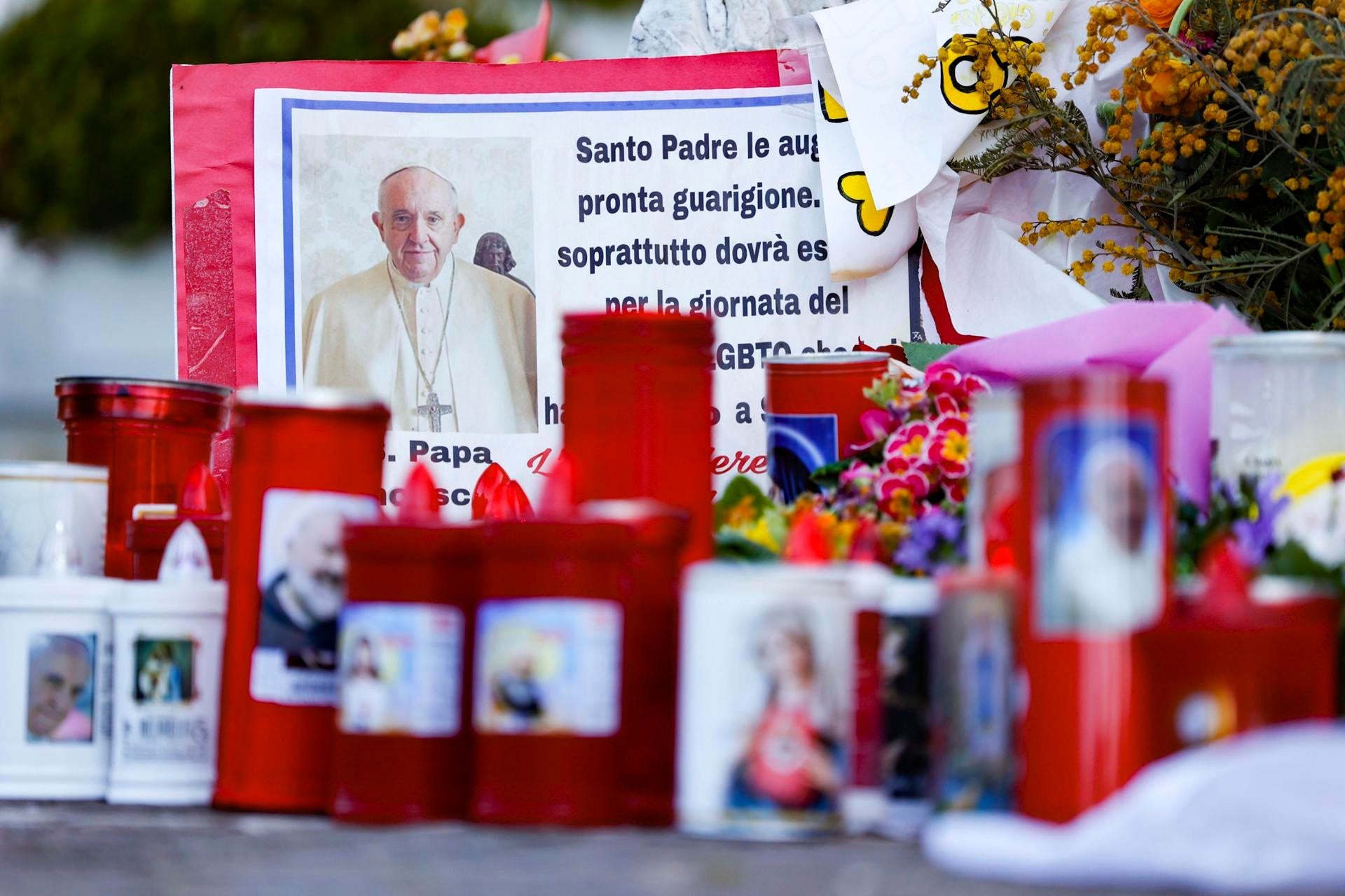 Los médicos "reducen gradualmente" la respiración mecánica del Papa, según el Vaticano Los médicos "reducen gradualmente" la respiración mecánica del Papa, según el Vaticano