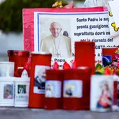 Los fieles dejan velas y tarjetas a los pies de la estatua de Juan Pablo II en la entrada del Hospital Gemelli, donde está hospitalizado el Papa Francisco, en Roma, Italia, 11 de marzo de 2025. Los fieles dejan velas y tarjetas a los pies de la estatua de Juan Pablo II en la entrada del Hospital Gemelli, donde está hospitalizado el Papa Francisco, en Roma, Italia, 11 de marzo de 2025.