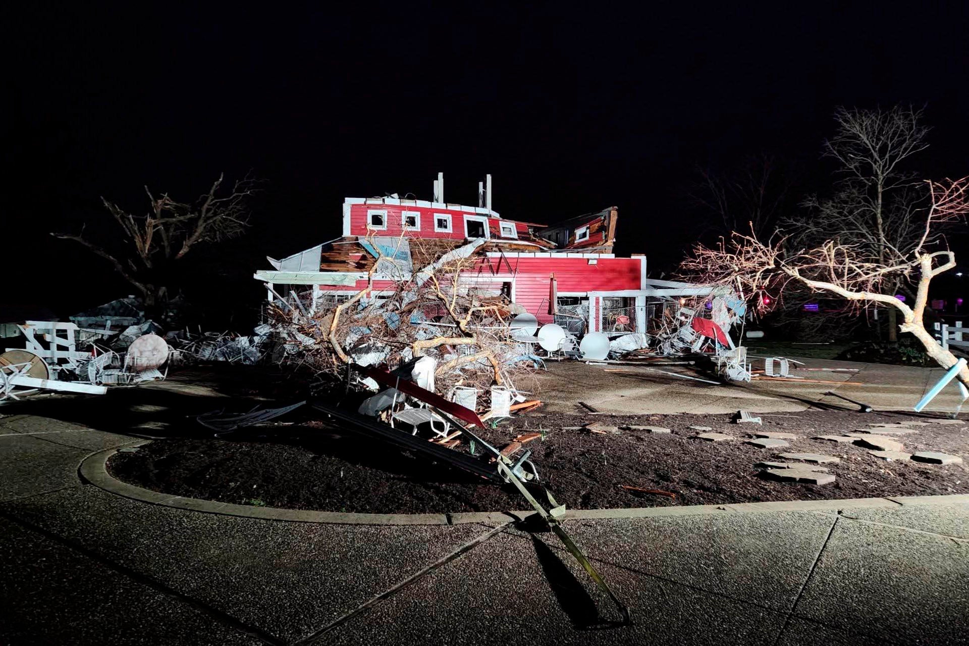 Al menos 17 muertos en Estados Unidos tras el paso de tornados y tormentas de granizo Al menos 17 muertos en Estados Unidos tras el paso de tornados y tormentas de granizo