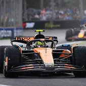 Lando Norris perseguido por Verstappen durante el GP de Australia Lando Norris perseguido por Verstappen durante el GP de Australia