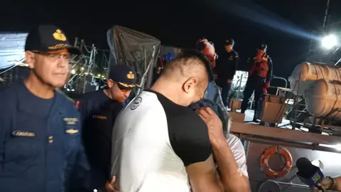 Un pescador de origen peruano de 61 años se abraza a un familiar tras ser rescatado por la Marina de Perú Un pescador de origen peruano de 61 años se abraza a un familiar tras ser rescatado por la Marina de Perú / EFE/Marina de Perú vía redes sociales