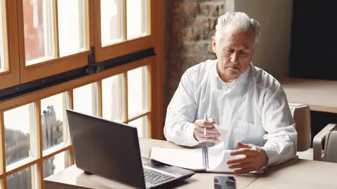 Hombre de avanzada edad trabajando Hombre de avanzada edad trabajando