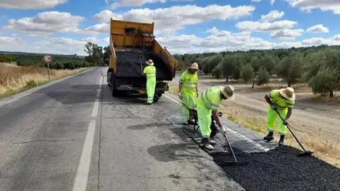 La Junta invierte más de 14 millones de euros en la conservación de 770 kilómetros de carreteras cordobesas La Junta invierte más de 14 millones de euros en la conservación de 770 kilómetros de carreteras cordobesas