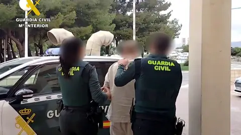 Guardia Civil junto al detenido Guardia Civil junto al detenido