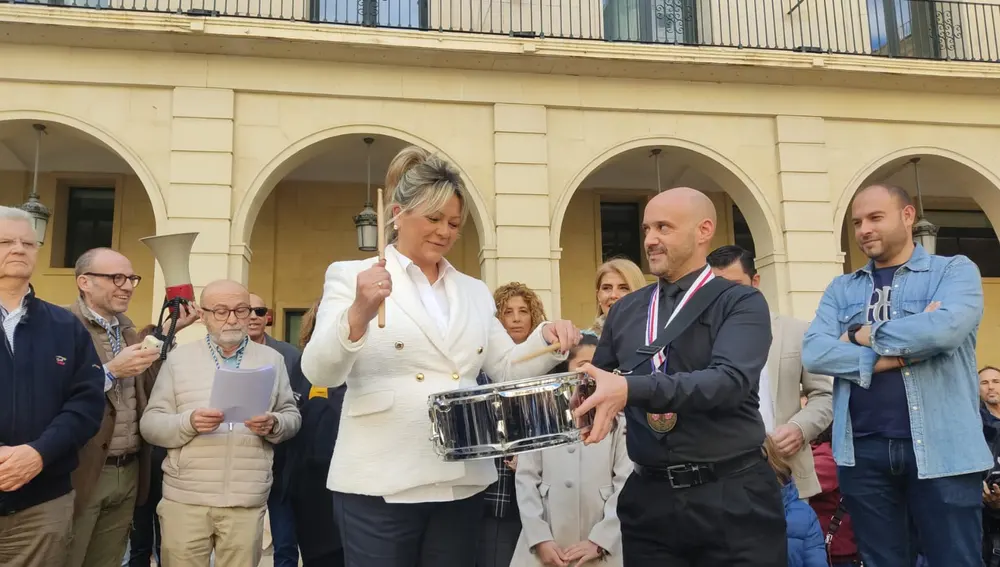 La concejala, Cristina García, dando el toque de honor La concejala, Cristina García, dando el toque de honor