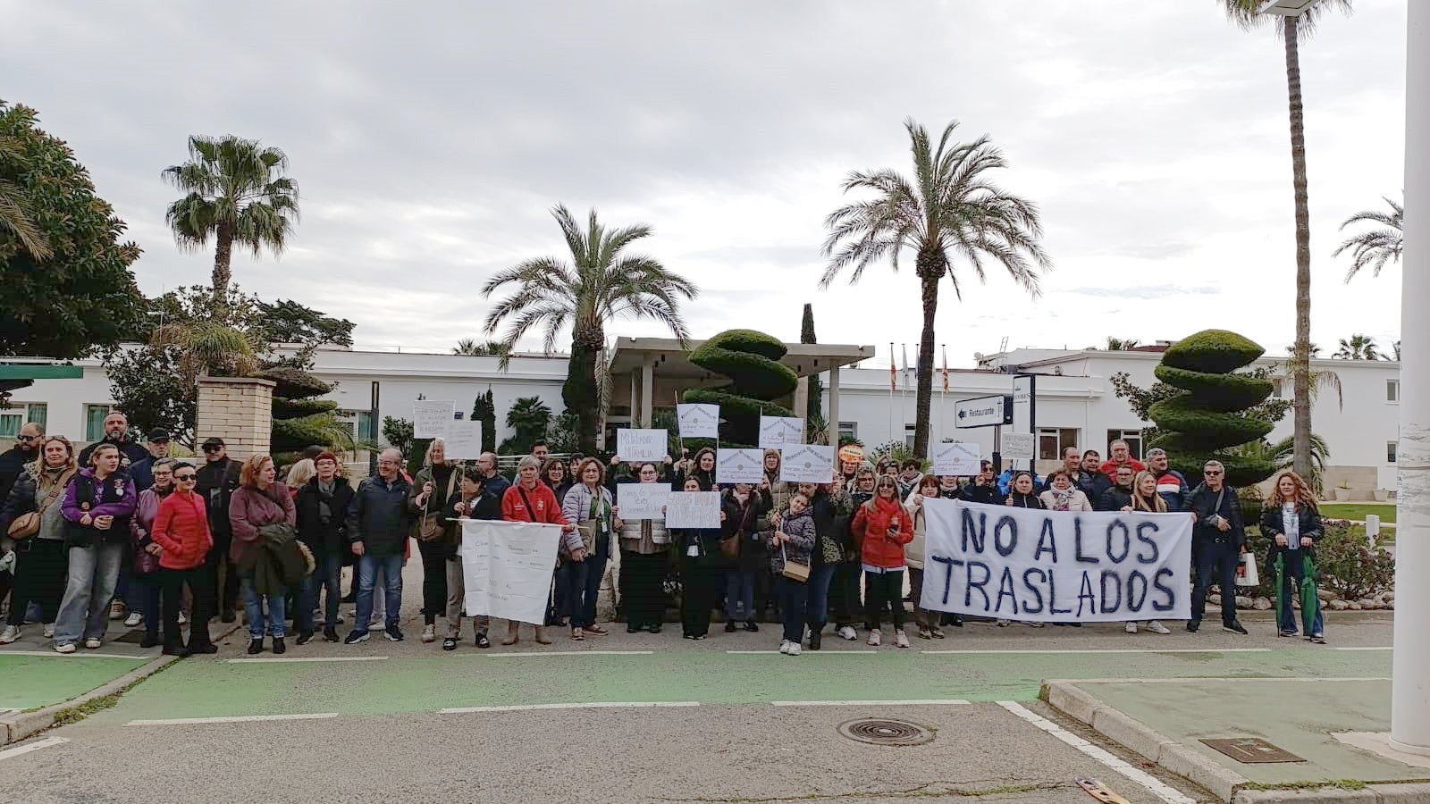 Sindicatos y personal del Parador de Benicarló protestan para reclamar soluciones al cierre de la instalación Sindicatos y personal del Parador de Benicarló protestan para reclamar soluciones al cierre de la instalación