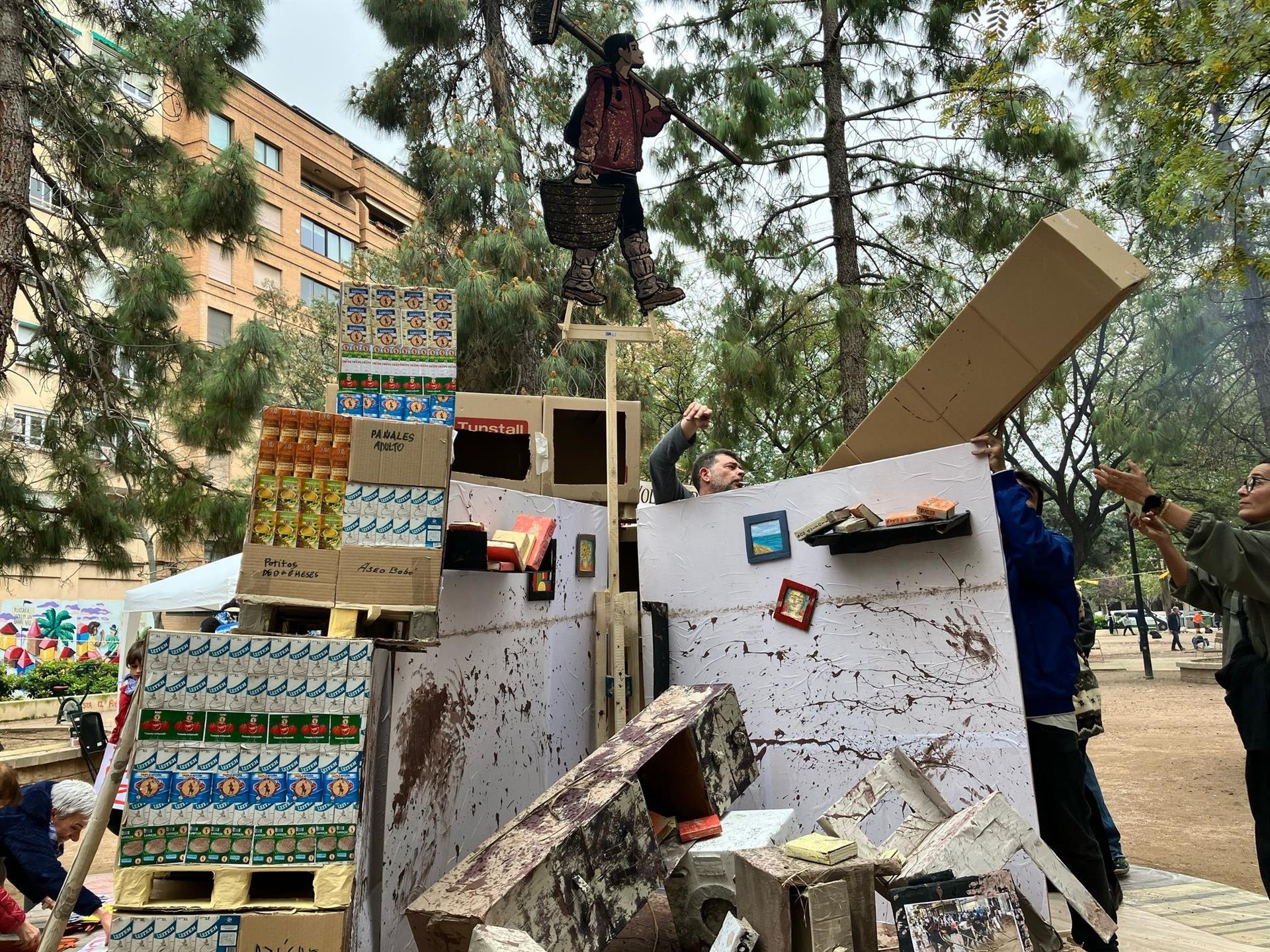 La Falla "No olvidar la DANA" anima a los ciudadanos a mostrar su apoyo con mensajes solidarios La Falla "No olvidar la DANA" anima a los ciudadanos a mostrar su apoyo con mensajes solidarios