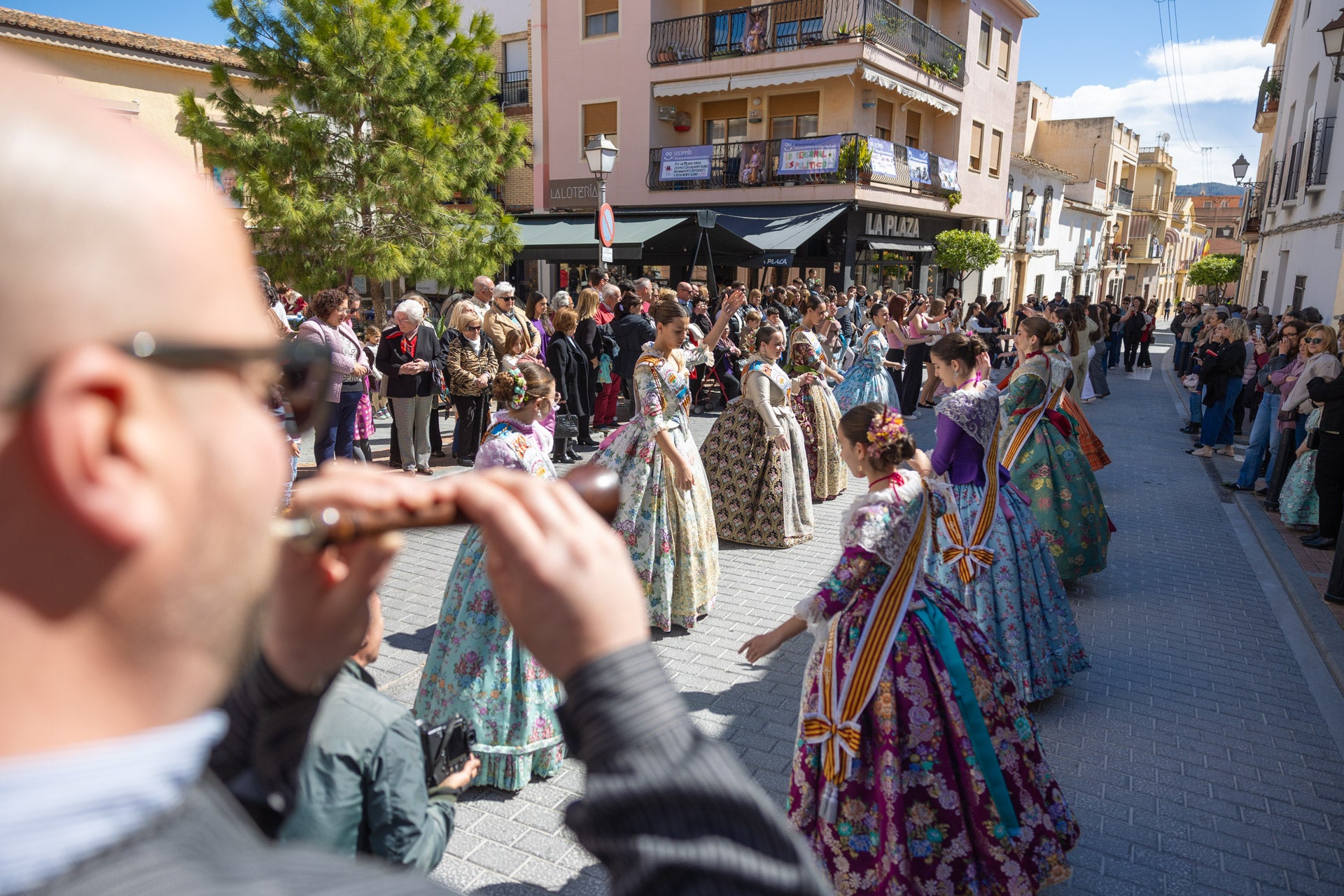 Centenares de personas participan en la ofrenda en honor a San José celebrada en l’Alfàs del Pi Centenares de personas participan en la ofrenda en honor a San José celebrada en l’Alfàs del Pi