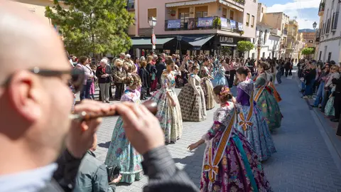 Centenares de personas participan en la ofrenda en honor a San José celebrada en l’Alfàs del Pi Centenares de personas participan en la ofrenda en honor a San José celebrada en l’Alfàs del Pi