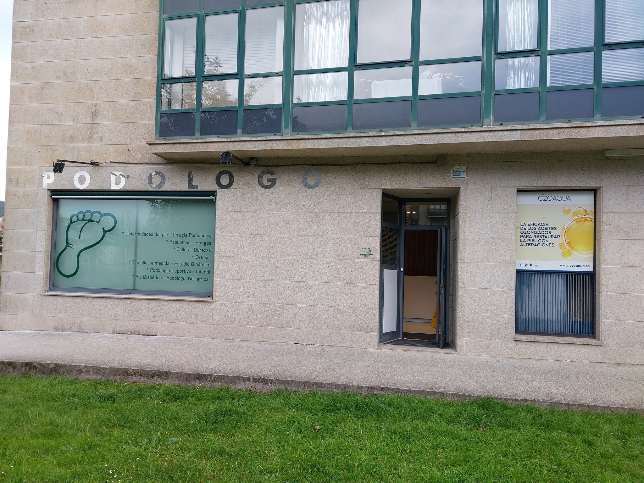 Nuevo robo en Galeras la pasada noche tras ser asaltada la clínica de podología Marina Porto causando graves destrozos en el cristal de la entrada Nuevo robo en Galeras la pasada noche tras ser asaltada la clínica de podología Marina Porto causando graves destrozos en el cristal de la entrada