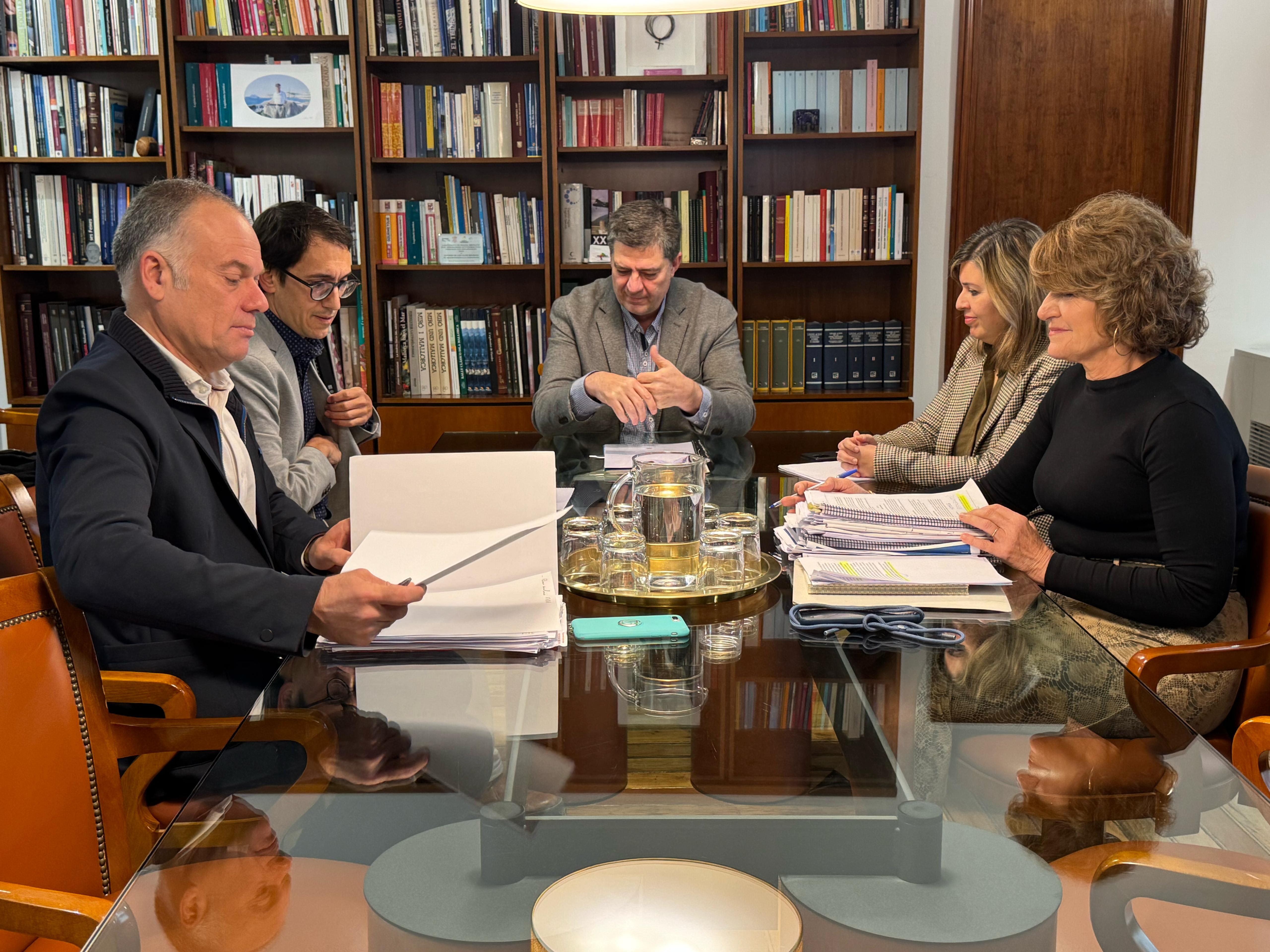 Govern y PSIB evidencian sus discrepancias sobre el modelo turístico de Baleares en el inicio de las negociaciones Govern y PSIB evidencian sus discrepancias sobre el modelo turístico de Baleares en el inicio de las negociaciones