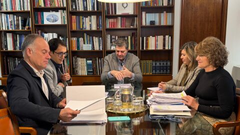 El conseller de Turismo, Cultura y Deportes, Jaume Bauzà, reunido con Iago Negueruela y Llorenç Pou, representantes del grupo parlamentario socialistas