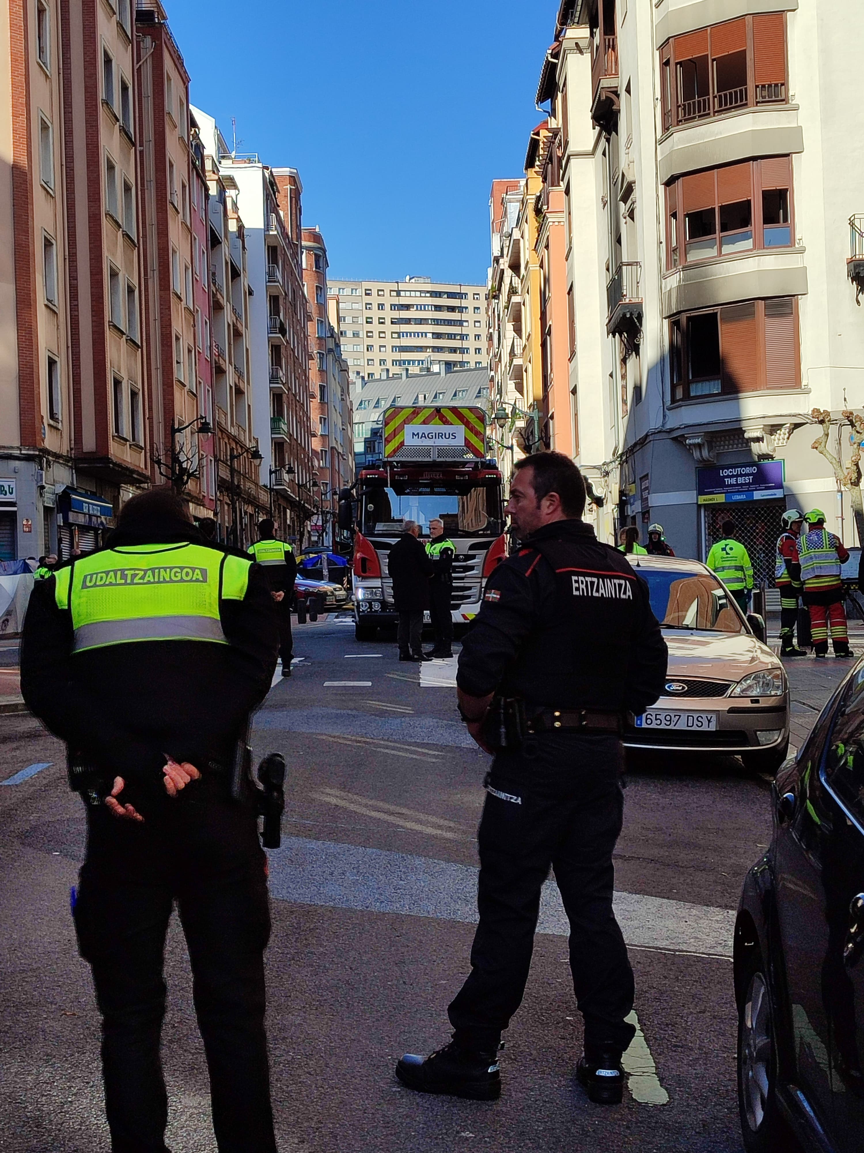 Fallece una mujer en un incendio en Bilbao con otros nueve heridos Fallece una mujer en un incendio en Bilbao con otros nueve heridos