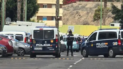 Imagen de agentes de la Policía Nacional tras detener a 6 personas que trataron de asaltar un furgón blindado en Las Palmas de Gran Canaria