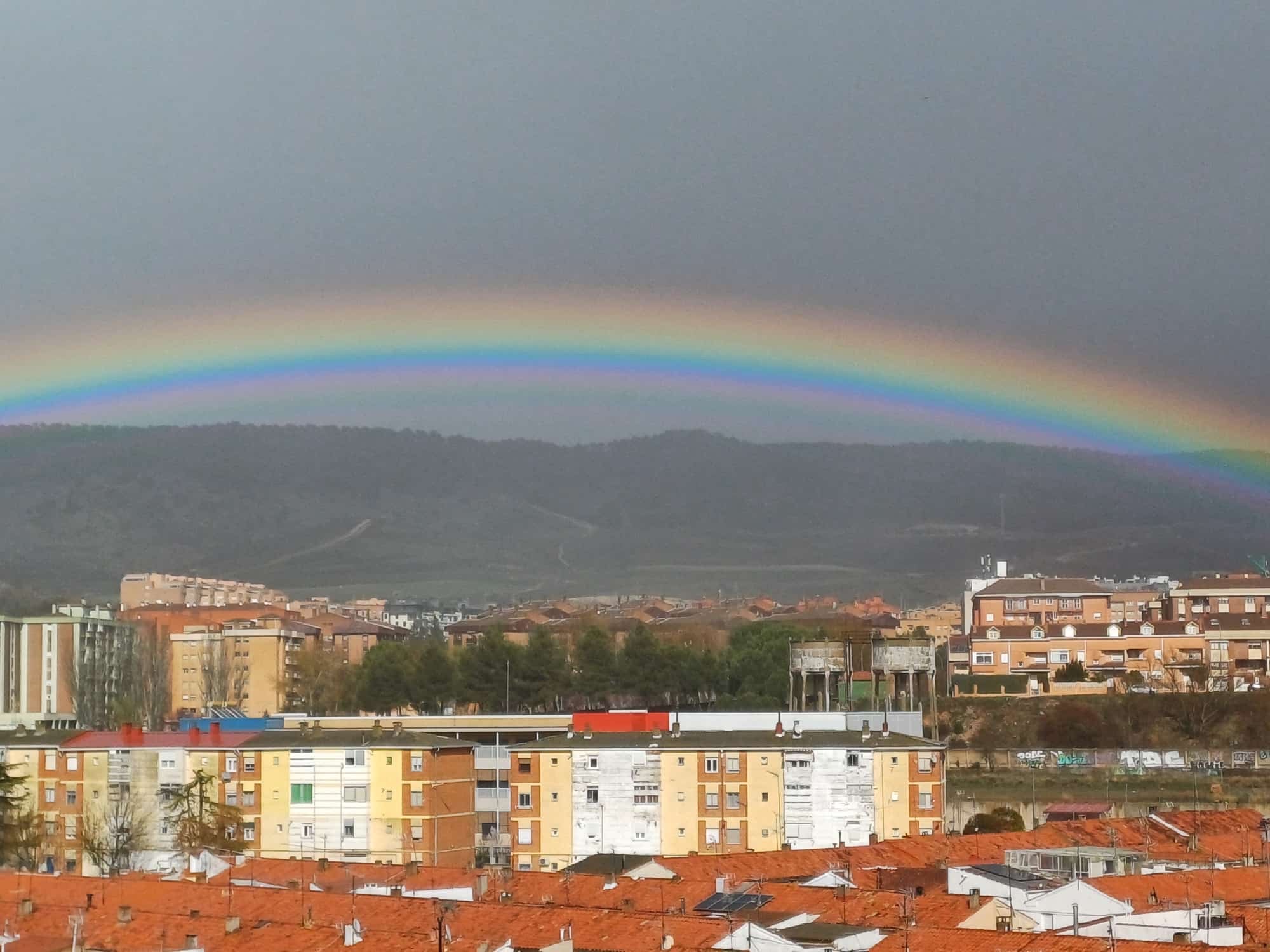 La borrasca Konrad dibuja un gran arcoíris sobre la ciudad de Cuenca La borrasca Konrad dibuja un gran arcoíris sobre la ciudad de Cuenca