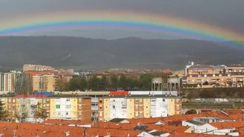 La imagen ha sido captada este domingo y se observa también la zona urbana de la capital La imagen ha sido captada este domingo y se observa también la zona urbana de la capital