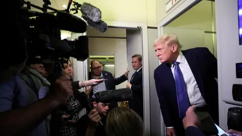 El presidente de Estados Unidos, Donald Trump, atiende a los medios a la puerta del Air Force One El presidente de Estados Unidos, Donald Trump, atiende a los medios a la puerta del Air Force One