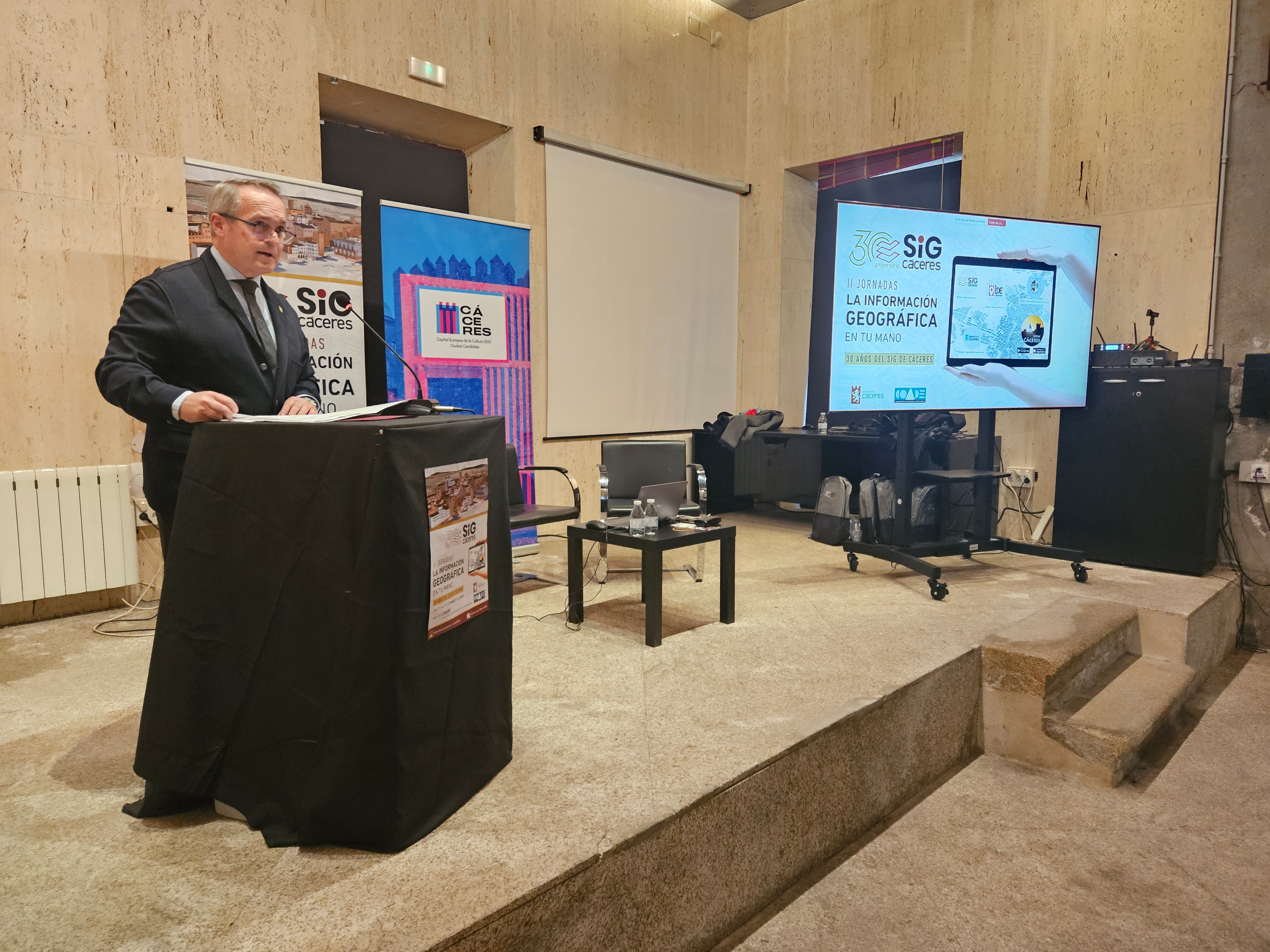 El consejero Manuel Martín destaca el apoyo de la Junta a profesionales, instituciones y empresas para facilitar información geográfica El consejero Manuel Martín destaca el apoyo de la Junta a profesionales, instituciones y empresas para facilitar información geográfica