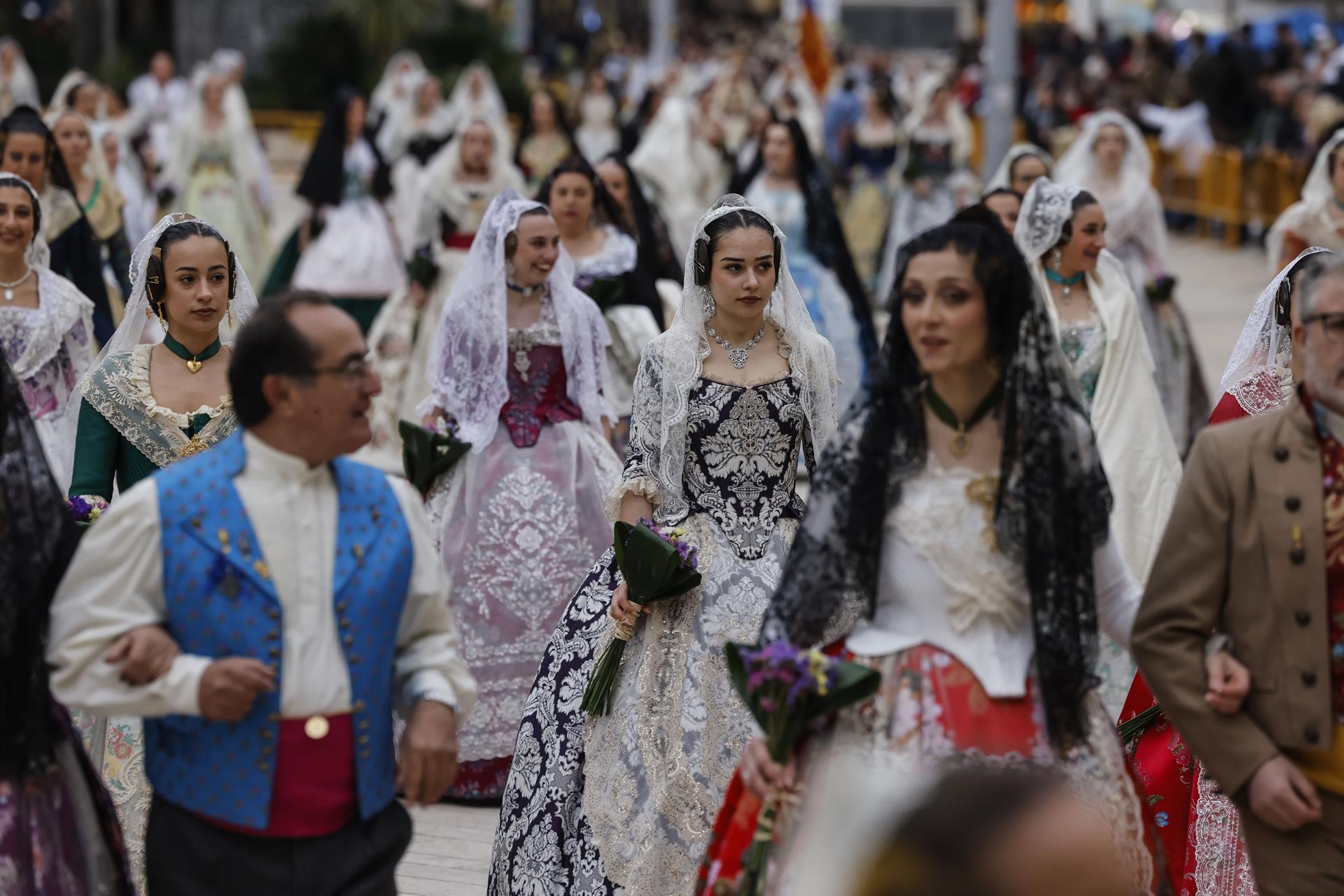 La Ofrenda y la Nit del Foc se mantienen en València pese a la lluvia La Ofrenda y la Nit del Foc se mantienen en València pese a la lluvia