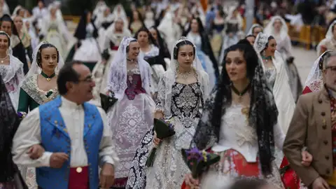 Falleras y falleros durante la ofrenda floral a la Virgen de los Desamparados, a 17 de marzo de 2025 - Falleras y falleros durante la ofrenda floral a la Virgen de los Desamparados, a 17 de marzo de 2025 -