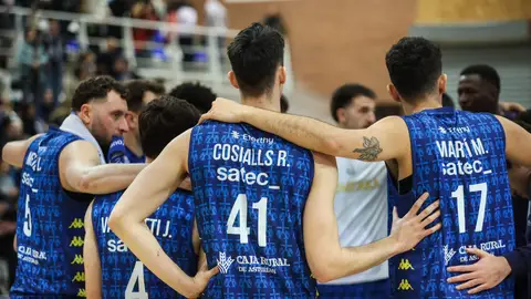 Jugadores de Alimerka celebran la victoria Jugadores de Alimerka celebran la victoria