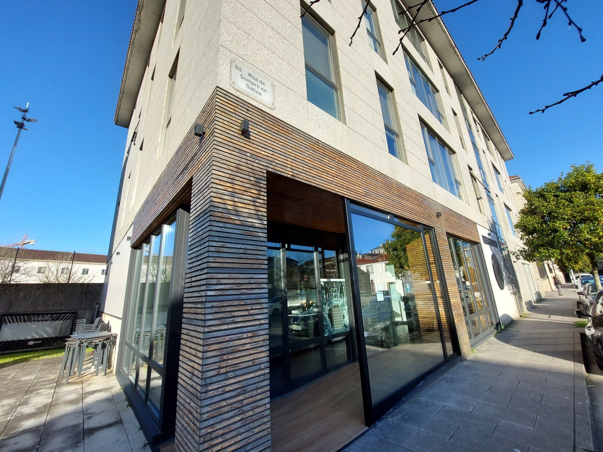 La Policia Local de Santiago detiene a un indivicuo minutos después de romper la cristalera y robar en el restaurante "A Vaquiña" en la rúa Sempre en Galiza La Policia Local de Santiago detiene a un indivicuo minutos después de romper la cristalera y robar en el restaurante "A Vaquiña" en la rúa Sempre en Galiza