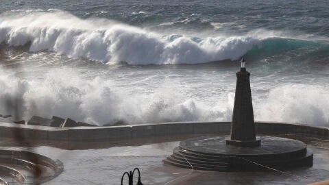 Imagen de oleaje en la localidad costera de Bajamar, en Tenerife, Canarias