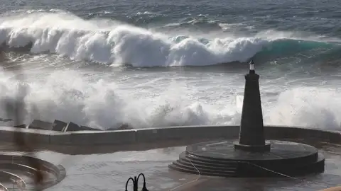 Imagen de oleaje en la localidad costera de Bajamar, en Tenerife, Canarias Imagen de oleaje en la localidad costera de Bajamar, en Tenerife, Canarias