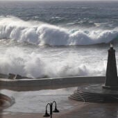 Imagen de oleaje en la localidad costera de Bajamar, en Tenerife, Canarias