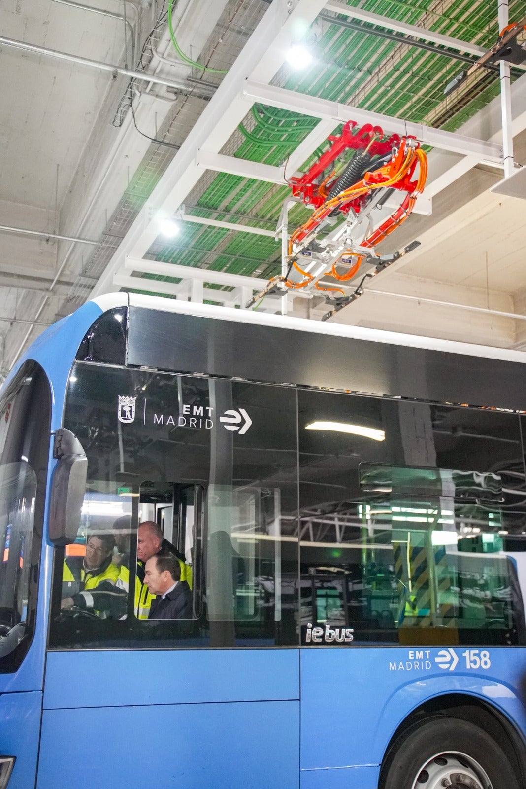 EMT Madrid implanta un sistema pionero en el mundo de recarga inteligente automatizada EMT Madrid implanta un sistema pionero en el mundo de recarga inteligente automatizada