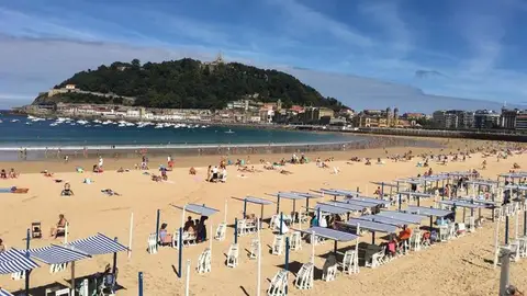 La playa de La Concha con sus emblemáticos toldos azules y blancos La Concha se queda sin 150 toldos