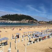 La playa de La Concha con sus emblemáticos toldos azules y blancos