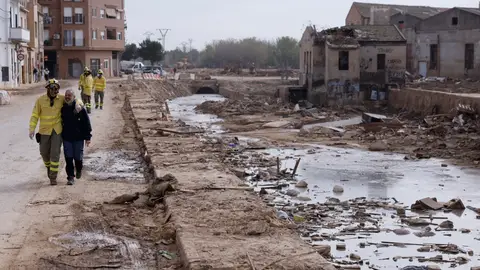 Bomberos descansan de las tareas de limpieza y reconstrucción en Catarroja tras la dana. Bomberos descansan de las tareas de limpieza y reconstrucción en Catarroja tras la dana.