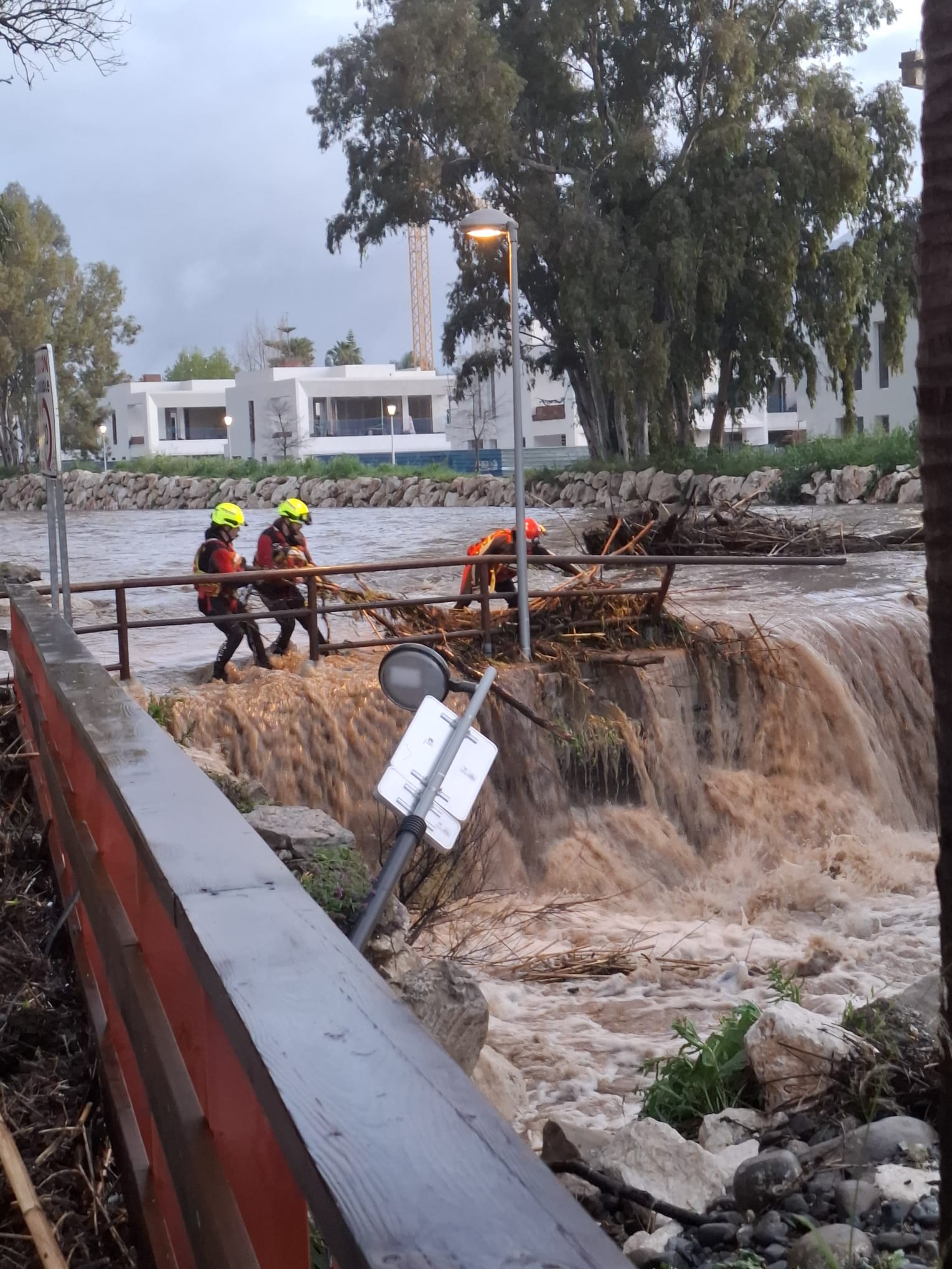 Desalojan a seis vecinos en la desembocadura del río Guadaíza por la inundación de la planta baja del edificio Los Pinos Desalojan a seis vecinos en la desembocadura del río Guadaíza por la inundación de la planta baja del edificio Los Pinos
