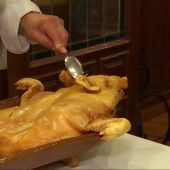 Imagen de archivo del corte del típico cochinillo de Segovia 