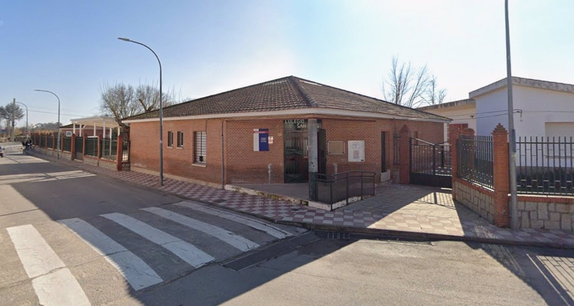 Desalojan 50 jóvenes de un colegio en Arcicóllar por la crecida del arroyo Cantalgallo Desalojan 50 jóvenes de un colegio en Arcicóllar por la crecida del arroyo Cantalgallo