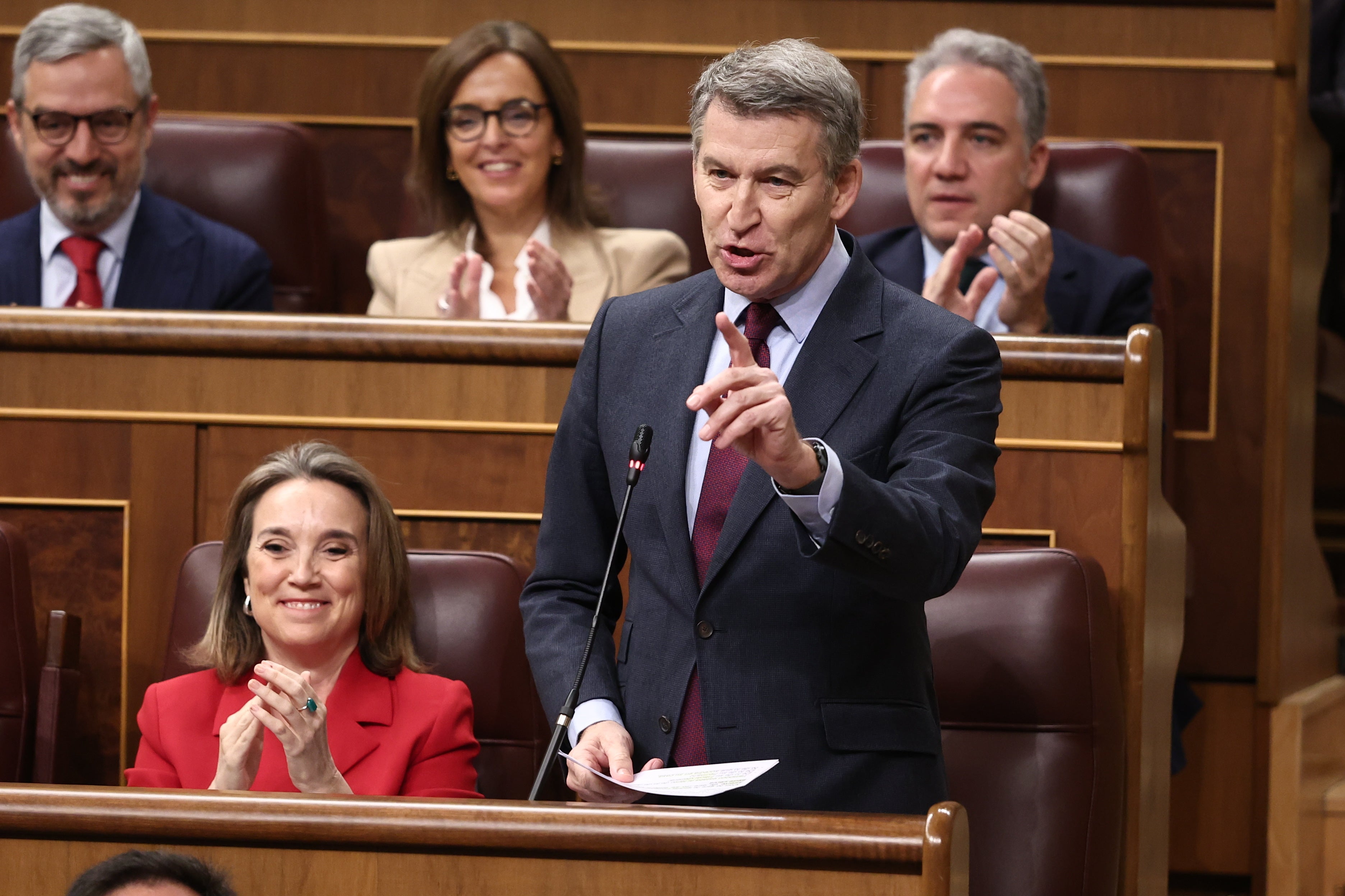 Feijóo reprocha al Gobierno el uso que hace de Telefónica y Sánchez le ataca con Mazón Feijóo reprocha al Gobierno el uso que hace de Telefónica y Sánchez le ataca con Mazón