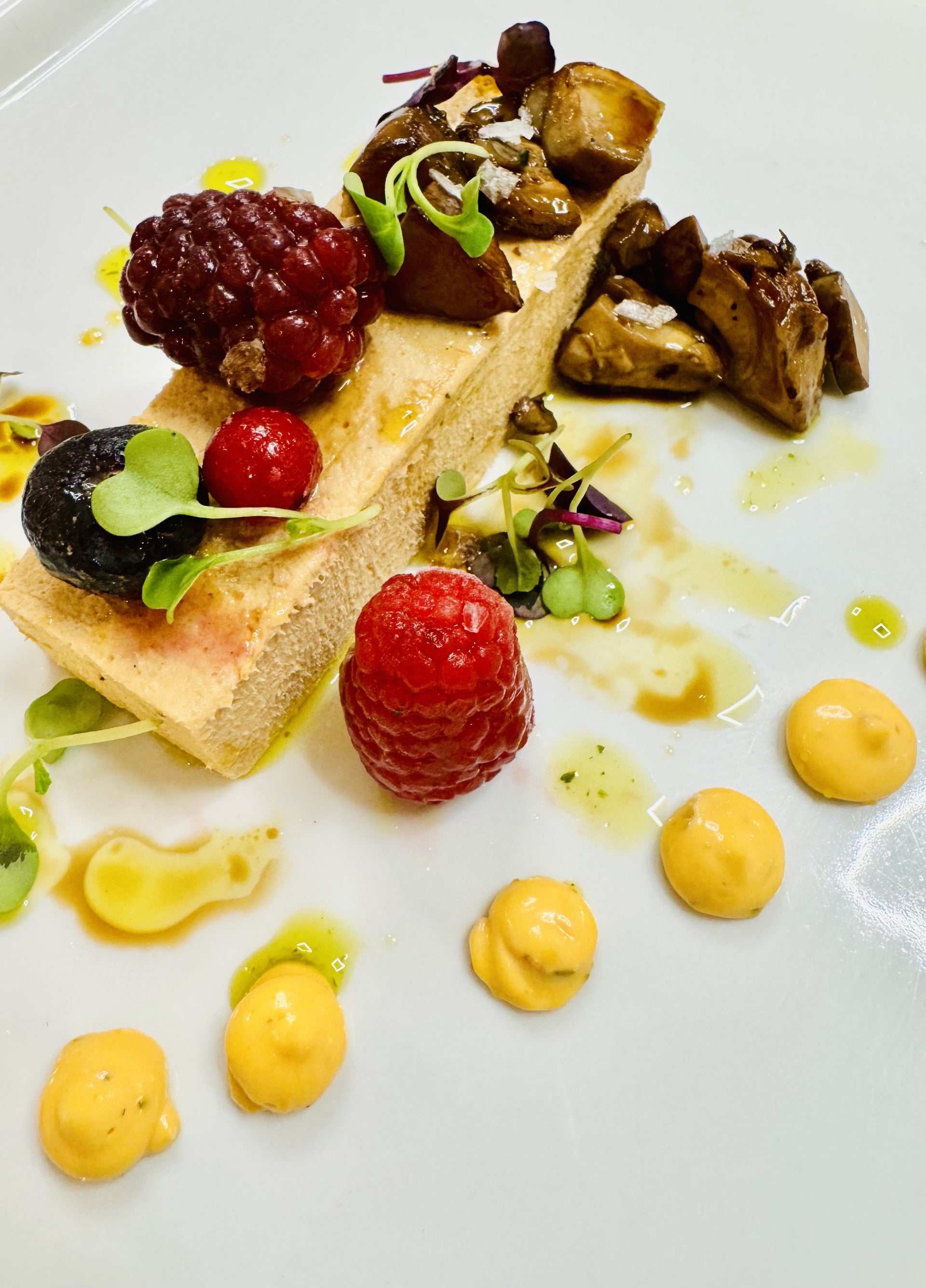 Turrón blando de atún con gurúmelos, frutos silvestres y pesto rojo. Turrón blando de atún con gurúmelos, frutos silvestres y pesto rojo.