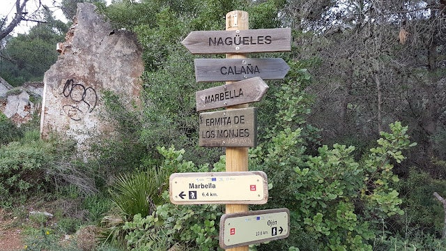 Alumnos del IES Bahía Marbella participan en una limpieza en el entorno de la ermita de los Monjes Alumnos del IES Bahía Marbella participan en una limpieza en el entorno de la ermita de los Monjes