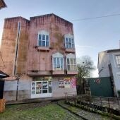 La alcaldesa de Santiago asegura que servicios municipales "están pendientes de que la Casa da Xuventude" no provoque ningún riesgo
