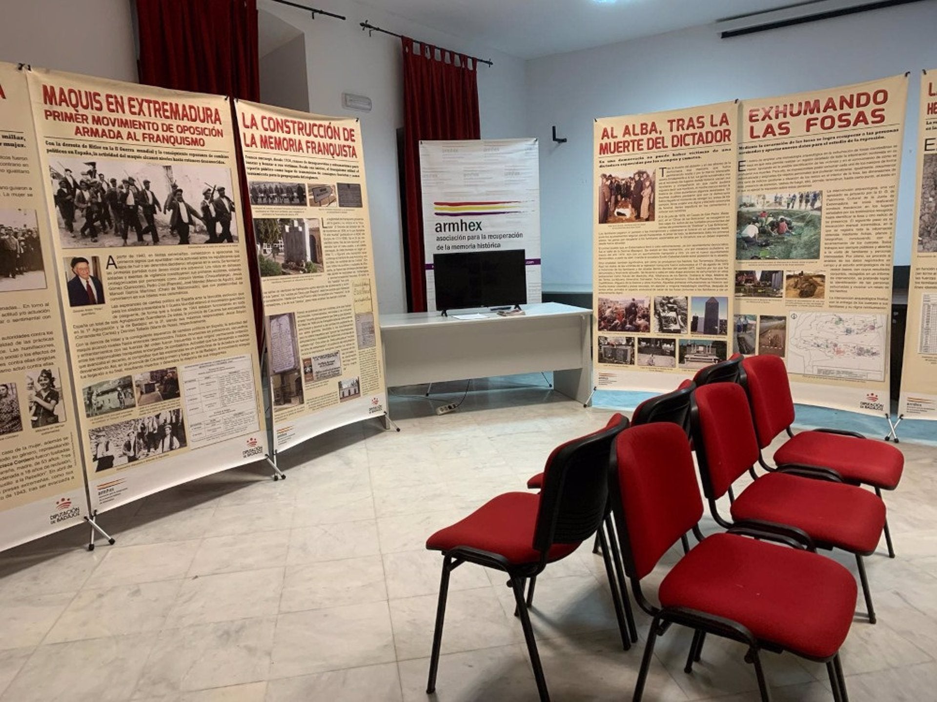 La exposición 'Tras la huella de la memoria' recala en Segura de León dentro de las I Jornadas de Memoria Histórica La exposición 'Tras la huella de la memoria' recala en Segura de León dentro de las I Jornadas de Memoria Histórica