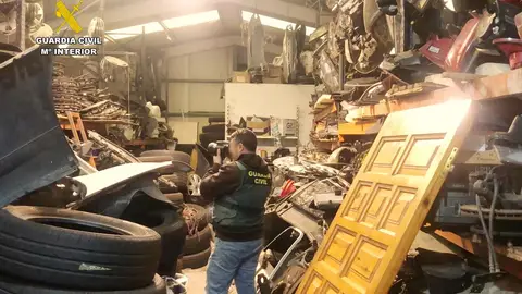 Investigado el dueño de una empresa de Camargo que acumulaba neumáticos y más de 250 vehículos sin descontaminar Investigado el dueño de una empresa de Camargo que acumulaba neumáticos y más de 250 vehículos sin descontaminar