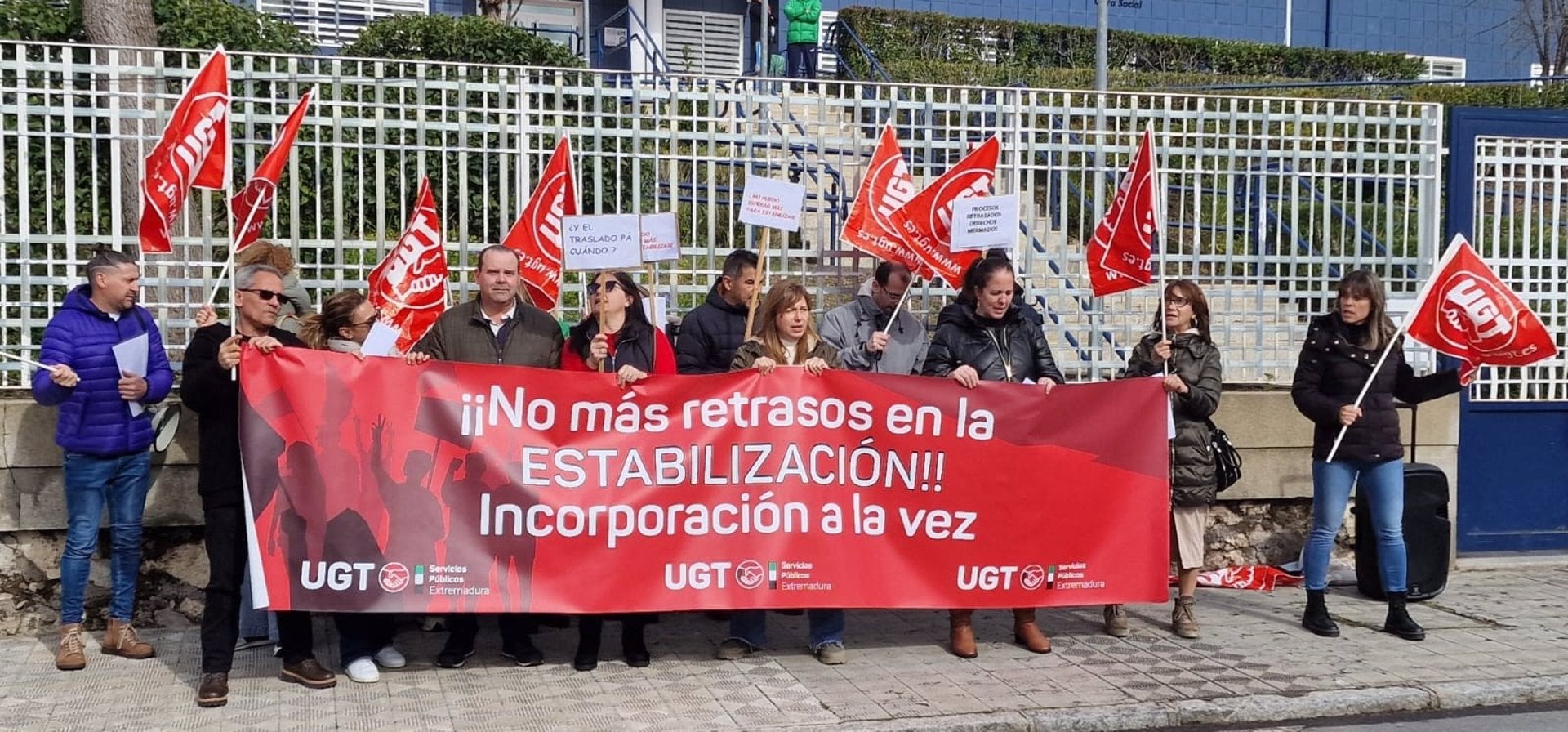 UGT se concentra en Plasencia por el "grave retraso" en la incorporación de aspirantes al proceso de estabibilización UGT se concentra en Plasencia por el "grave retraso" en la incorporación de aspirantes al proceso de estabibilización