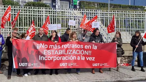 UGT se concentra en Plasencia por el "grave retraso" en la incorporación de aspirantes al proceso de estabibilización UGT se concentra en Plasencia por el "grave retraso" en la incorporación de aspirantes al proceso de estabibilización