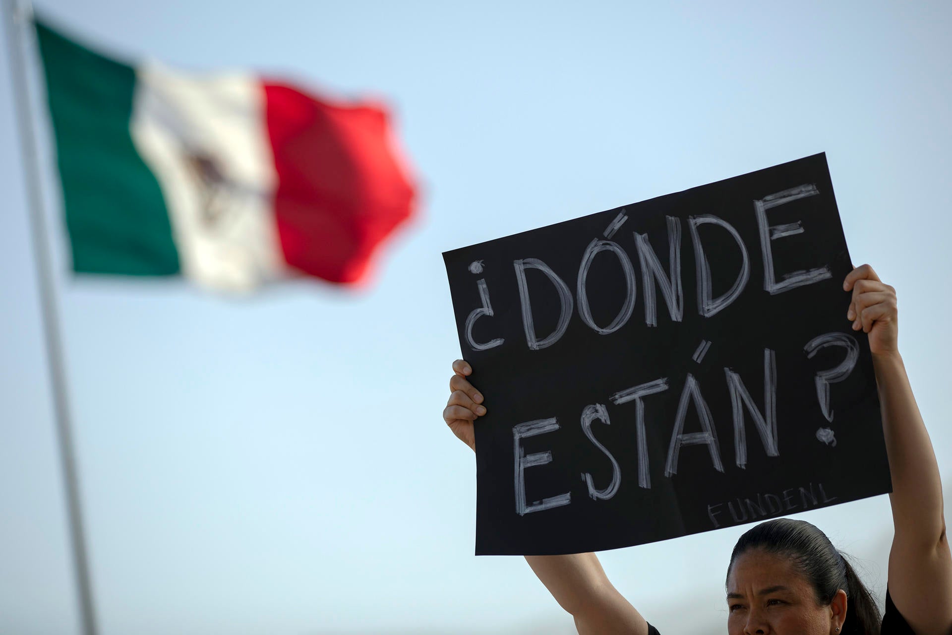 El espeluznante hallazgo de un presunto campo de exterminio de un cártel de México conmueve al país