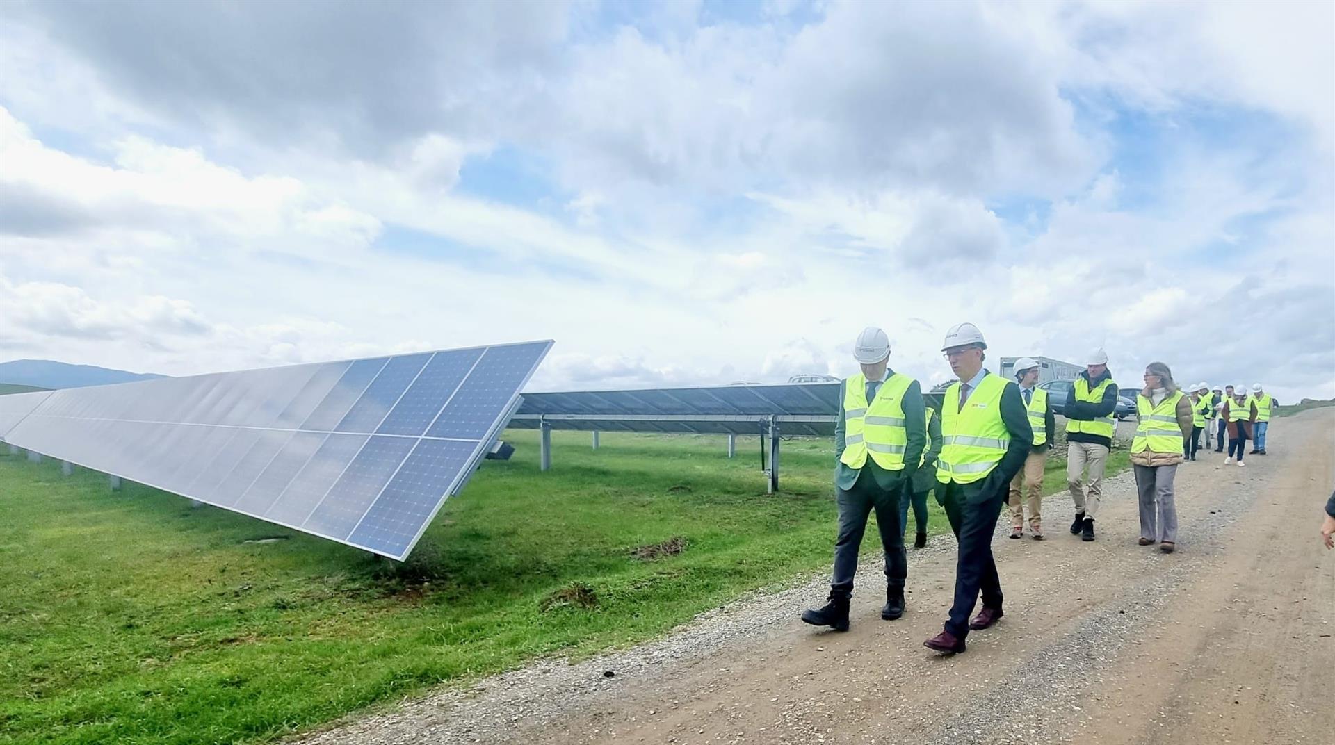 El delegado del Gobierno en Extremadura visita la planta solar Centurión de Endesa El delegado del Gobierno en Extremadura visita la planta solar Centurión de Endesa