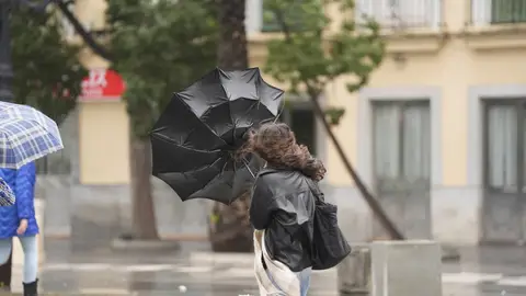 Una persona sufre los efectos del fuerte viento y la lluvia. Una persona sufre los efectos del fuerte viento y la lluvia.